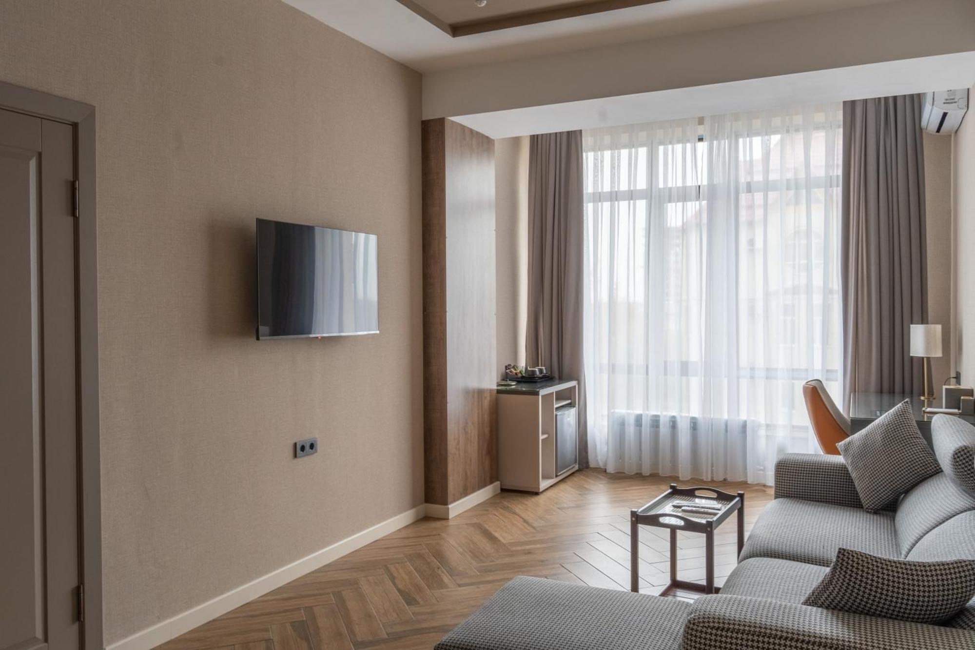 Five Hotel Бишкек Экстерьер фото