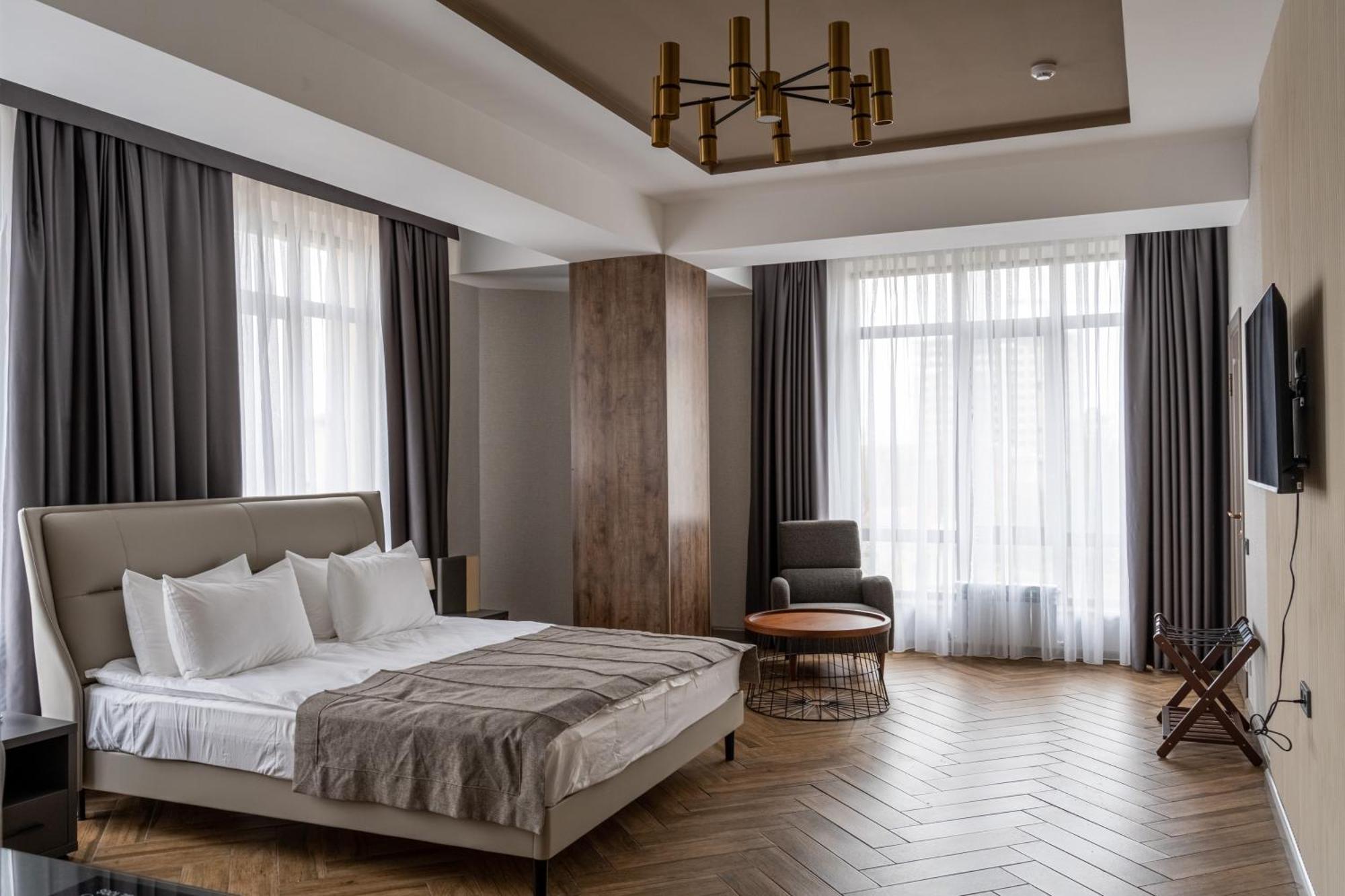 Five Hotel Бишкек Экстерьер фото