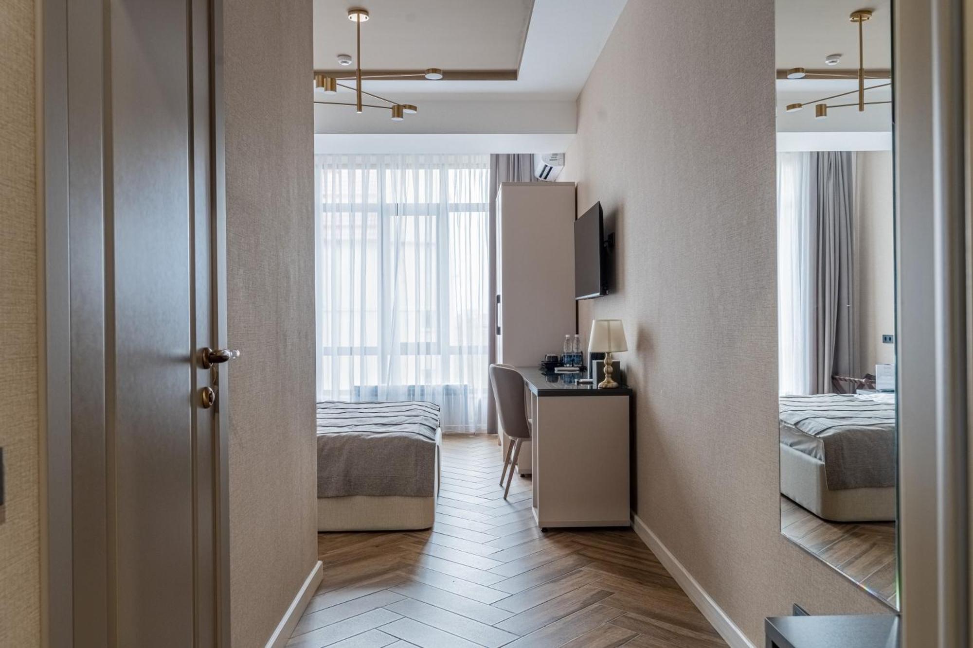 Five Hotel Бишкек Экстерьер фото